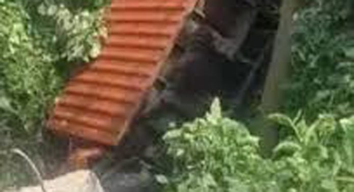മല്ലപ്പള്ളിയില് ലോറി തോട്ടിലേക്ക് മറിഞ്ഞ് അപകടം ; മൂന്നുപേര്ക്ക് പരിക്കേറ്റു മല്ലപ്പള്ളിയില് ലോറി തോട്ടിലേക്ക് മറിഞ്ഞ് അപകടം ; മൂന്നുപേര്ക്ക് പരിക്കേറ്റു