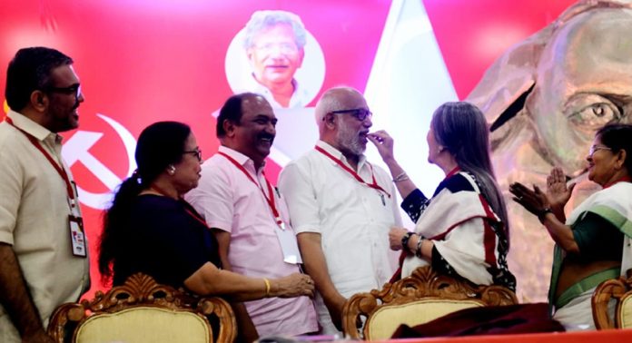 എം എ ബേബിയുടെ ജന്മദിനം പാർട്ടി കോൺഗ്രസ് വേദിയിൽ ആഘോഷിച്ചു എം എ ബേബിയുടെ ജന്മദിനം പാർട്ടി കോൺഗ്രസ് വേദിയിൽ ആഘോഷിച്ചു