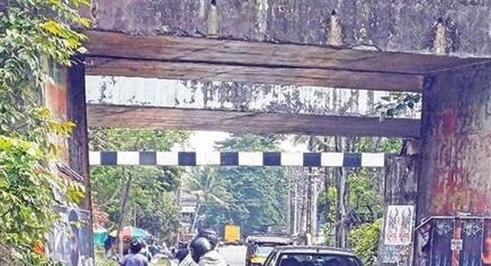 മാവേലിക്കര-കുറ്റിത്തെരുവ് റോഡിലെ റെയിൽവേ അടിപ്പാത ഗതാഗതത്തിന് തടസ്സമുണ്ടാക്കുന്നു മാവേലിക്കര-കുറ്റിത്തെരുവ് റോഡിലെ റെയിൽവേ അടിപ്പാത ഗതാഗതത്തിന് തടസ്സമുണ്ടാക്കുന്നു