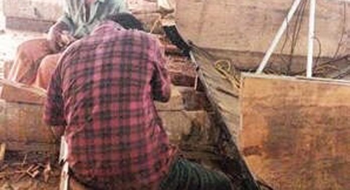 മേലുകര പള്ളിയോടത്തിന്റെ പുനരുദ്ധാരണ പണികൾ പുരോഗമിക്കുന്നു മേലുകര പള്ളിയോടത്തിന്റെ പുനരുദ്ധാരണ പണികൾ പുരോഗമിക്കുന്നു