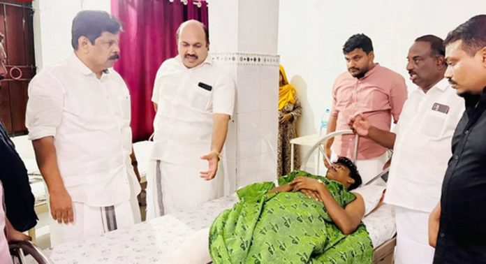 യൂത്ത് കോൺഗ്രസ് മലപ്പുറം ജില്ലാകമ്മിറ്റി കളക്ടറേറ്റ് മാര്ച്ചില് നടന്ന സംഘര്ഷത്തില് കാലിന് ഗുരുതരമായി പരുക്കേറ്റ യൂത്ത് കോൺഗ്രസ് പ്രവർത്തകനെ എ.പി അനിൽകുമാർ എംഎൽഎ സന്ദർശിച്ചു യൂത്ത് കോൺഗ്രസ് മലപ്പുറം ജില്ലാകമ്മിറ്റി കളക്ടറേറ്റ് മാര്ച്ചില് നടന്ന സംഘര്ഷത്തില് കാലിന് ഗുരുതരമായി പരുക്കേറ്റ യൂത്ത് കോൺഗ്രസ് പ്രവർത്തകനെ എ.പി അനിൽകുമാർ എംഎൽഎ സന്ദർശിച്ചു