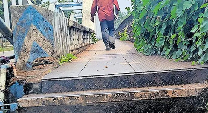 കാടുകയറി മല്ലപ്പള്ളി വലിയ പാലത്തിന്റെ നടപ്പാത കാടുകയറി മല്ലപ്പള്ളി വലിയ പാലത്തിന്റെ നടപ്പാത