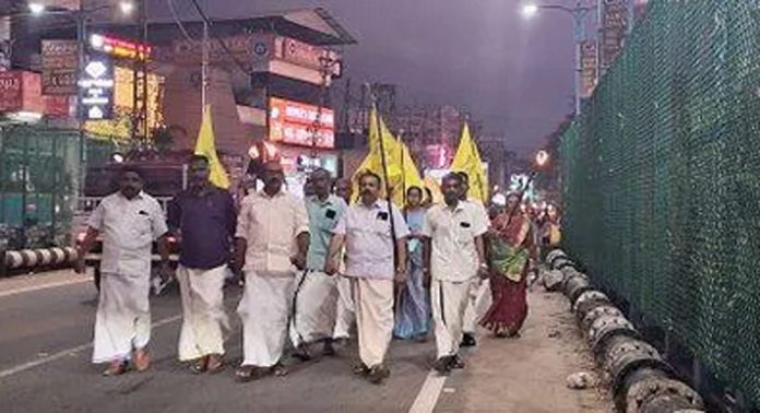 മുസ്ലിം ലീഗ് നിലപാടിൽ പ്രതിഷേധിച്ച് എസ്.എൻ. ഡി. പി യോഗം അടൂർ യൂണിയന്റെ നേതൃത്വത്തിൽ പന്തം കൊളുത്തി പ്രകടനം നടത്തി മുസ്ലിം ലീഗ് നിലപാടിൽ പ്രതിഷേധിച്ച് എസ്.എൻ. ഡി. പി യോഗം അടൂർ യൂണിയന്റെ നേതൃത്വത്തിൽ പന്തം കൊളുത്തി പ്രകടനം നടത്തി