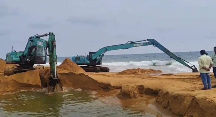 മുതലപ്പൊഴിയിൽ പൊഴി മുറിച്ചു ; ആഴം കൂട്ടുന്നതിനുള്ള പ്രവൃത്തി പുരോഗമിക്കുകയാണ് മുതലപ്പൊഴിയിൽ പൊഴി മുറിച്ചു ; ആഴം കൂട്ടുന്നതിനുള്ള പ്രവൃത്തി പുരോഗമിക്കുകയാണ്