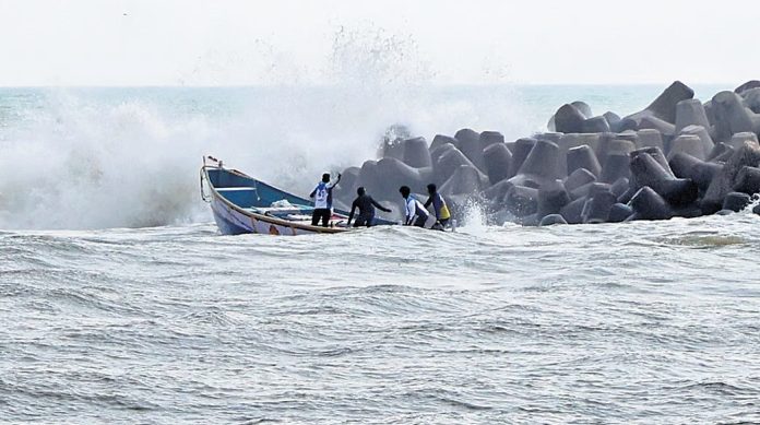 തിരുവനന്തപുരം മുതലപ്പൊഴിയിൽ വള്ളം മറിഞ്ഞ് അപകടം തിരുവനന്തപുരം മുതലപ്പൊഴിയിൽ വള്ളം മറിഞ്ഞ് അപകടം