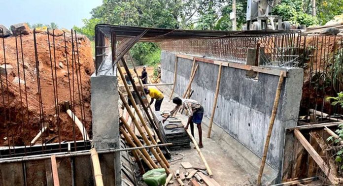 ഓമല്ലൂർ –മുളക്കുഴ റോഡിലെ കലുങ്ക് പുനർനിർമാണം പുരോഗമിക്കുന്നു ഓമല്ലൂർ –മുളക്കുഴ റോഡിലെ കലുങ്ക് പുനർനിർമാണം പുരോഗമിക്കുന്നു