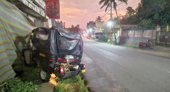 ഓമല്ലൂരില് സ്വകാര്യ ബസ് ഓട്ടോറിക്ഷയുടെ പിന്നിലിടിച്ചുണ്ടായ അപകടത്തിൽ അഞ്ചുപേർക്ക് പരിക്ക് ഓമല്ലൂരില് സ്വകാര്യ ബസ് ഓട്ടോറിക്ഷയുടെ പിന്നിലിടിച്ചുണ്ടായ അപകടത്തിൽ അഞ്ചുപേർക്ക് പരിക്ക്