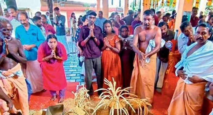 പട്ടാഴി ദേവീക്ഷേത്രത്തിൽ പൊന്നിൻതിരുമുടി തൊഴുത് ഭക്തർ പട്ടാഴി ദേവീക്ഷേത്രത്തിൽ പൊന്നിൻതിരുമുടി തൊഴുത് ഭക്തർ