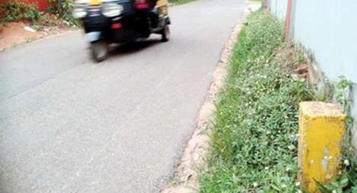 തുമ്പമൺ-അമ്പലക്കടവ് റോഡിൽ വീതികൂട്ടാനായി കല്ലിട്ടു തിരിച്ചിട്ട് വര്ഷങ്ങള് ; റോഡ് ഇപ്പോഴും പഴയ പോലെ തന്നെ തുമ്പമൺ-അമ്പലക്കടവ് റോഡിൽ വീതികൂട്ടാനായി കല്ലിട്ടു തിരിച്ചിട്ട് വര്ഷങ്ങള് ; റോഡ് ഇപ്പോഴും പഴയ പോലെ തന്നെ