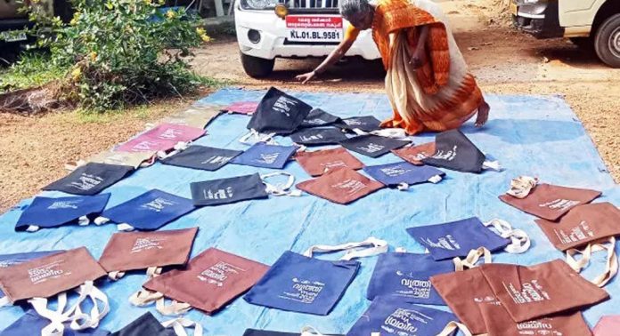 വൃത്തി കോൺക്ലേവ് ; തുണിസഞ്ചികൾ തയ്ച്ച് വിതരണം ചെയ്യാനുള്ള തിടുക്കത്തിലാണ് പന്തളത്ത് പ്രവർത്തിക്കുന്ന നേച്ചർ ബാഗ് യൂണിറ്റിലെ സംരംഭകർ വൃത്തി കോൺക്ലേവ് ; തുണിസഞ്ചികൾ തയ്ച്ച് വിതരണം ചെയ്യാനുള്ള തിടുക്കത്തിലാണ് പന്തളത്ത് പ്രവർത്തിക്കുന്ന നേച്ചർ ബാഗ് യൂണിറ്റിലെ സംരംഭകർ