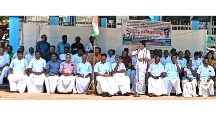 പന്തളം നഗരസഭാ കൗൺസിലര്ക്ക് മര്ദ്ദനം ; കോൺഗ്രസ് പ്രതിഷേധ ധർണ്ണ നടത്തി പന്തളം നഗരസഭാ കൗൺസിലര്ക്ക് മര്ദ്ദനം ; കോൺഗ്രസ് പ്രതിഷേധ ധർണ്ണ നടത്തി