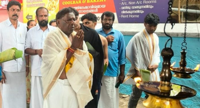 ശബരിമലയിലും മലയാലപ്പുഴയിലും ദർശനം നടത്തി കോൺഗ്രസ് നേതാവ് വി നാരായണ സ്വാമി ശബരിമലയിലും മലയാലപ്പുഴയിലും ദർശനം നടത്തി കോൺഗ്രസ് നേതാവ് വി നാരായണ സ്വാമി