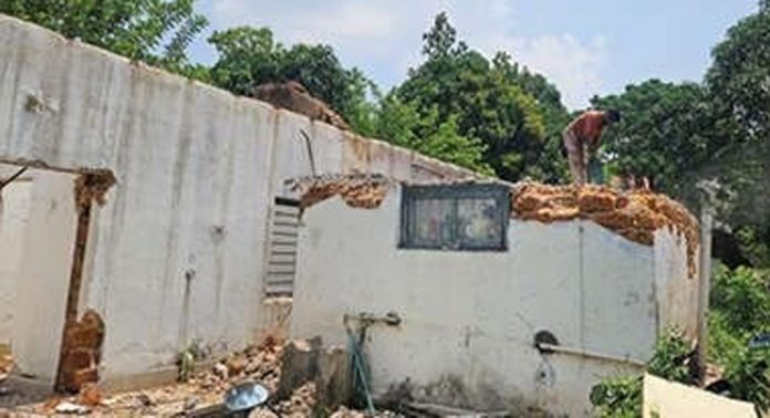 വർഷങ്ങൾ പഴക്കമുള്ള അടൂര് പോലീസ് ക്വാർട്ടേഴ്സുകൾ പൊളിച്ചുതുടങ്ങി വർഷങ്ങൾ പഴക്കമുള്ള അടൂര് പോലീസ് ക്വാർട്ടേഴ്സുകൾ പൊളിച്ചുതുടങ്ങി