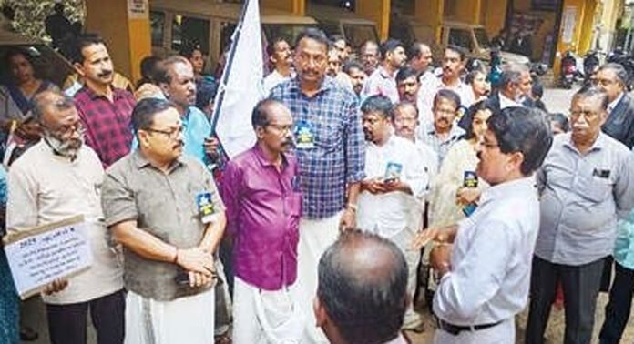 കോടതിഫീസ് വർധന : കേരള അഡ്വക്കേറ്റ് ക്ലാർക്ക് അസോസിയേഷൻ പത്തനംതിട്ട യൂണിറ്റ് പ്രതിഷേധിച്ചു കോടതിഫീസ് വർധന : കേരള അഡ്വക്കേറ്റ് ക്ലാർക്ക് അസോസിയേഷൻ പത്തനംതിട്ട യൂണിറ്റ് പ്രതിഷേധിച്ചു