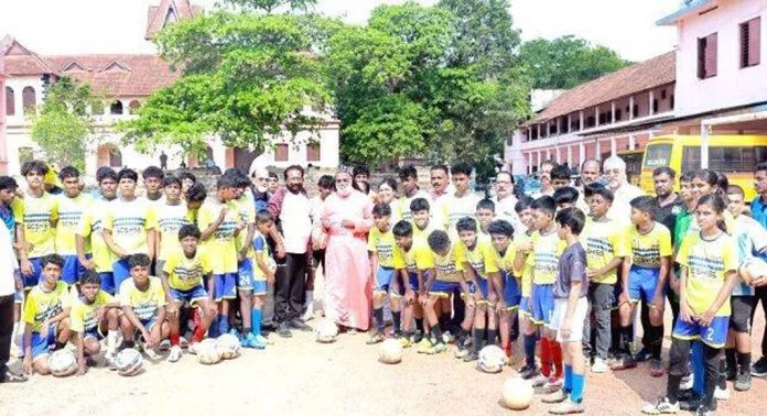 സമ്മർ ഫുട്ബോൾ പരിശീലന ക്യാമ്പ് തിരുവല്ല എസ്.സി.എസ് സ്കൂൾ ഗ്രൗണ്ടിൽ ആരംഭിച്ചു സമ്മർ ഫുട്ബോൾ പരിശീലന ക്യാമ്പ് തിരുവല്ല എസ്.സി.എസ് സ്കൂൾ ഗ്രൗണ്ടിൽ ആരംഭിച്ചു
