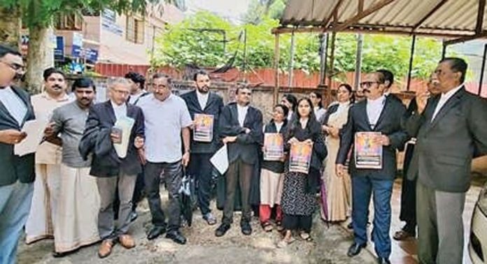 കോടതിഫീസുകളുടെ വര്ധന ; ഭാരതീയ അഭിഭാഷകപരിഷത്ത് പത്തനംതിട്ട ബാർ അസോസിയേഷൻ ഓഫീസിന് മുന്നിൽ ധര്ണ നടത്തി കോടതിഫീസുകളുടെ വര്ധന ; ഭാരതീയ അഭിഭാഷകപരിഷത്ത് പത്തനംതിട്ട ബാർ അസോസിയേഷൻ ഓഫീസിന് മുന്നിൽ ധര്ണ നടത്തി