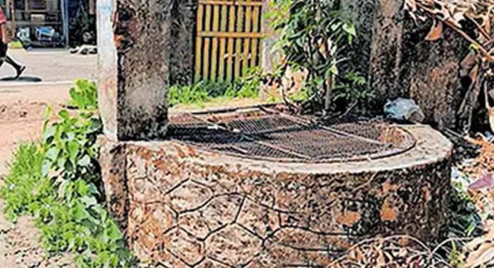 മാലിന്യം കൊണ്ട് മൂടി മല്ലപ്പുഴശേരി പഞ്ചായത്ത് പൊതുകിണർ മാലിന്യം കൊണ്ട് മൂടി മല്ലപ്പുഴശേരി പഞ്ചായത്ത് പൊതുകിണർ