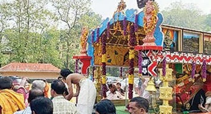 ശബരിമല ക്ഷേത്രത്തിലെ ഉത്സവത്തിനുള്ള കൊടിക്കൂറയും കൊടിക്കയറും വഹിച്ചു കൊണ്ടുള്ള ഘോഷയാത്രക്ക് സ്വീകരണം നല്കി ശബരിമല ക്ഷേത്രത്തിലെ ഉത്സവത്തിനുള്ള കൊടിക്കൂറയും കൊടിക്കയറും വഹിച്ചു കൊണ്ടുള്ള ഘോഷയാത്രക്ക് സ്വീകരണം നല്കി