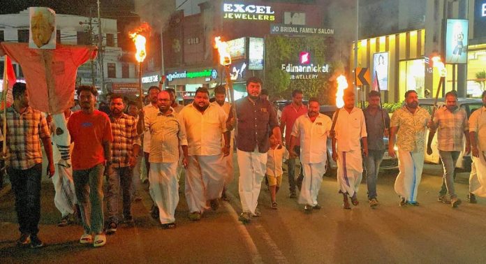 യൂത്ത് കോൺഗ്രസ് റാന്നി നിയോജകമണ്ഡലം കമ്മിറ്റിയുടെ നേതൃത്വത്തിൽ പന്തംകൊളുത്തി പ്രകടനം നടത്തി യൂത്ത് കോൺഗ്രസ് റാന്നി നിയോജകമണ്ഡലം കമ്മിറ്റിയുടെ നേതൃത്വത്തിൽ പന്തംകൊളുത്തി പ്രകടനം നടത്തി