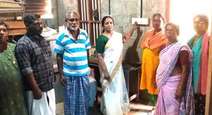 വൈദ്യുതി ഇല്ലാത്തത് മൂലം പാമ്പ് കടിയേറ്റ് മരിച്ച അമ്മിണിയുടെ കുടുംബത്തിന് വൈദ്യുതി കണക്ഷൻ നൽകി റാന്നി പഴവങ്ങാടി ഗ്രാമ പഞ്ചായത്ത് വൈദ്യുതി ഇല്ലാത്തത് മൂലം പാമ്പ് കടിയേറ്റ് മരിച്ച അമ്മിണിയുടെ കുടുംബത്തിന് വൈദ്യുതി കണക്ഷൻ നൽകി റാന്നി പഴവങ്ങാടി ഗ്രാമ പഞ്ചായത്ത്