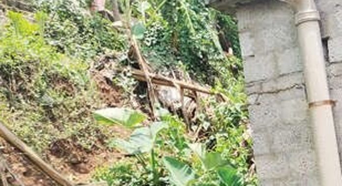 മഴ ; അപകട ഭീതിയില് കോന്നി വട്ടക്കാവ് ലക്ഷംവീട് കോളനിയിലെ താമസക്കാർ മഴ ; അപകട ഭീതിയില് കോന്നി വട്ടക്കാവ് ലക്ഷംവീട് കോളനിയിലെ താമസക്കാർ