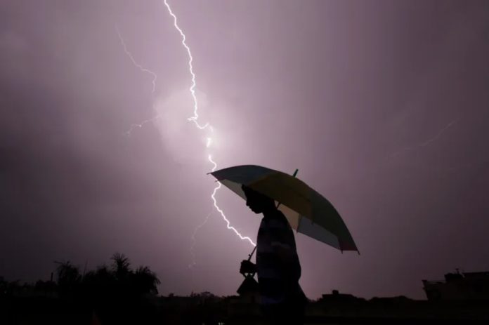 ബിഹാറിൽ ശക്തമായ മിന്നലിലും ആലിപ്പഴ വീഴ്ചയിലും 25 ഓളം മരണം ബിഹാറിൽ ശക്തമായ മിന്നലിലും ആലിപ്പഴ വീഴ്ചയിലും 25 ഓളം മരണം