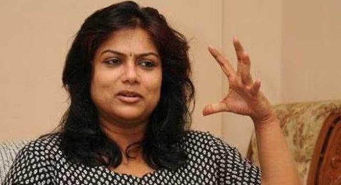 മാലാ പാര്വതി അവസരവാദിയാണെന്ന് രഞ്ജിനി മാലാ പാര്വതി അവസരവാദിയാണെന്ന് രഞ്ജിനി