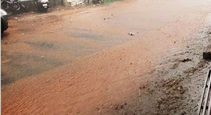 മഴപെയ്താൽ റോഡും തോടും തിരിച്ചറിയാനാവാതെ ഇട്ടിയപ്പാറ കോളേജ് റോഡ് മഴപെയ്താൽ റോഡും തോടും തിരിച്ചറിയാനാവാതെ ഇട്ടിയപ്പാറ കോളേജ് റോഡ്