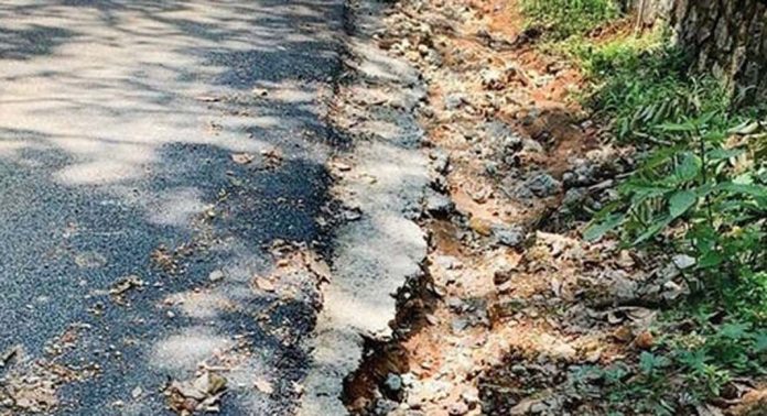 കനത്ത മഴയില് തൃക്കോമല കളത്തൂർപടി റോഡിൽ ടാറിങ്ങിന്റെ ഇരുവശത്തെയും കല്ലും മണ്ണും ഒലിച്ചു പോയി കനത്ത മഴയില് തൃക്കോമല കളത്തൂർപടി റോഡിൽ ടാറിങ്ങിന്റെ ഇരുവശത്തെയും കല്ലും മണ്ണും ഒലിച്ചു പോയി