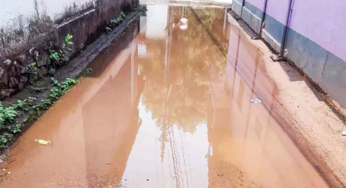 അശാസ്ത്രീയ കോൺക്രീറ്റ് ; കടക്കാട് ജംഗ്ഷനില് വെള്ളക്കെട്ട് അശാസ്ത്രീയ കോൺക്രീറ്റ് ; കടക്കാട് ജംഗ്ഷനില് വെള്ളക്കെട്ട്