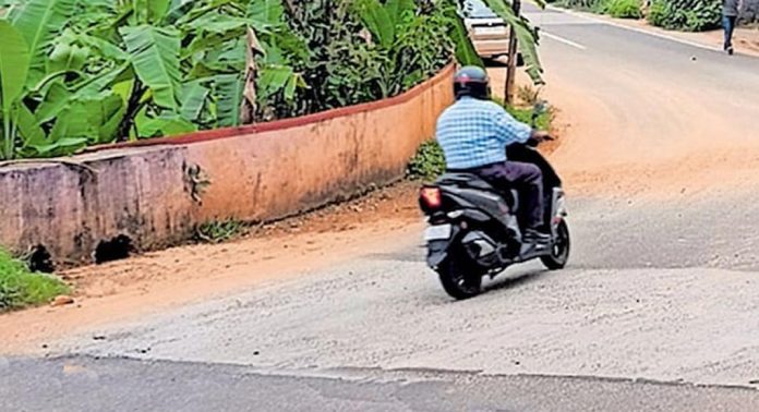 കൊട്ടിയമ്പലം പാതയിലേക്ക് ഒലിച്ചിറങ്ങിയ ചരലും ചെളിയും അപകട ഭീഷണിയാകുന്നു കൊട്ടിയമ്പലം പാതയിലേക്ക് ഒലിച്ചിറങ്ങിയ ചരലും ചെളിയും അപകട ഭീഷണിയാകുന്നു