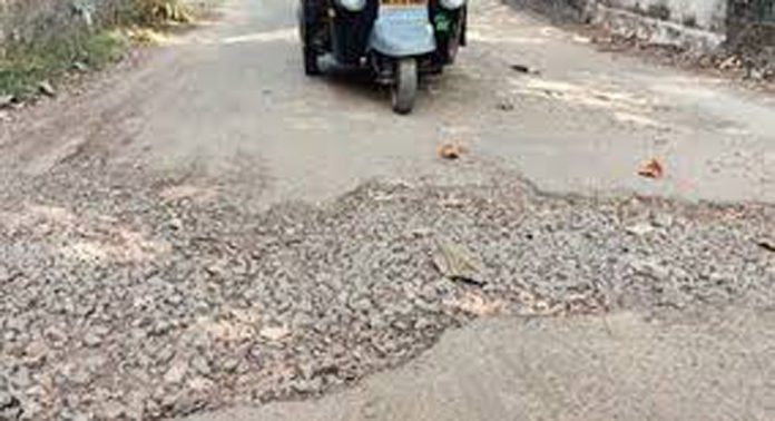 തകര്ന്ന് തരിപ്പണമായി എൻ.സി.സി റോഡ് ; പരാതി പറഞ്ഞ് മടുത്ത് യാത്രക്കാര് തകര്ന്ന് തരിപ്പണമായി എൻ.സി.സി റോഡ് ; പരാതി പറഞ്ഞ് മടുത്ത് യാത്രക്കാര്