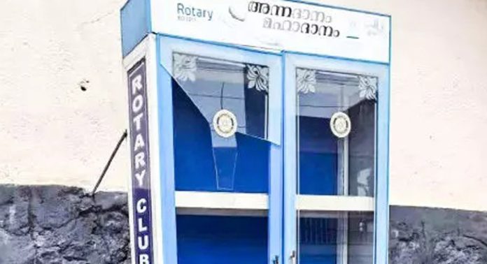 കുളനട റോട്ടറി ക്ലബിന്റെ ‘അന്നദാനം മഹാദാനം’ പദ്ധതിയുമായി ബന്ധപ്പെട്ട് സ്ഥാപിച്ച ഭക്ഷണക്കൂട് നശിപ്പിച്ചു കുളനട റോട്ടറി ക്ലബിന്റെ ‘അന്നദാനം മഹാദാനം’ പദ്ധതിയുമായി ബന്ധപ്പെട്ട് സ്ഥാപിച്ച ഭക്ഷണക്കൂട് നശിപ്പിച്ചു