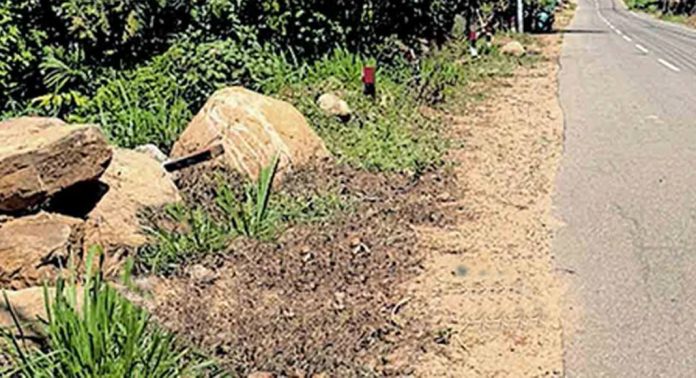 നിലയ്ക്കൽ ശുദ്ധജല വിതരണ പദ്ധതി ; പൈപ്പിടുന്നതിന് വെട്ടിപ്പൊളിച്ച വാലുപാറ മുതൽ ആങ്ങമൂഴി വരെയുള്ള ഭാഗത്തെ റീടാറിങ് വൈകുന്നു നിലയ്ക്കൽ ശുദ്ധജല വിതരണ പദ്ധതി ; പൈപ്പിടുന്നതിന് വെട്ടിപ്പൊളിച്ച വാലുപാറ മുതൽ ആങ്ങമൂഴി വരെയുള്ള ഭാഗത്തെ റീടാറിങ് വൈകുന്നു