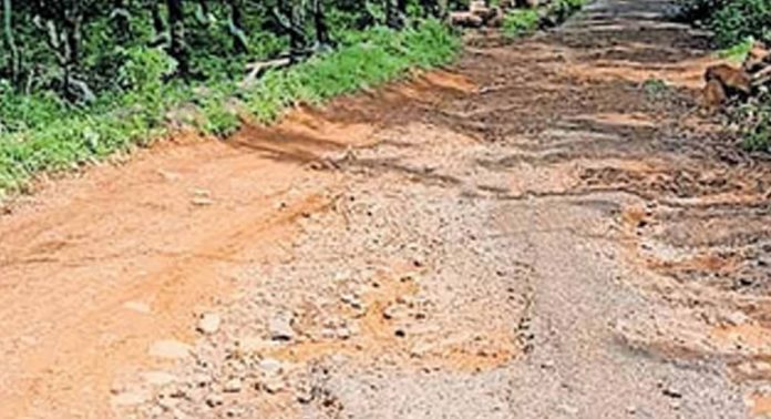ടാറിങ് പൂർണമായി നശിച്ച് മക്കപ്പുഴ എൻഎസ്എസ് യുപി സ്കൂൾപടി–ചേത്തയ്ക്കൽ കണ്ണങ്കര റോഡ് ടാറിങ് പൂർണമായി നശിച്ച് മക്കപ്പുഴ എൻഎസ്എസ് യുപി സ്കൂൾപടി–ചേത്തയ്ക്കൽ കണ്ണങ്കര റോഡ്