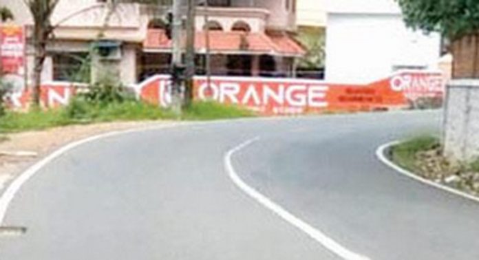 പൂങ്കാവ് റോഡിലെ കൊടുംവളവ് അപകടഭീഷണി ഉയര്ത്തുന്നു പൂങ്കാവ് റോഡിലെ കൊടുംവളവ് അപകടഭീഷണി ഉയര്ത്തുന്നു