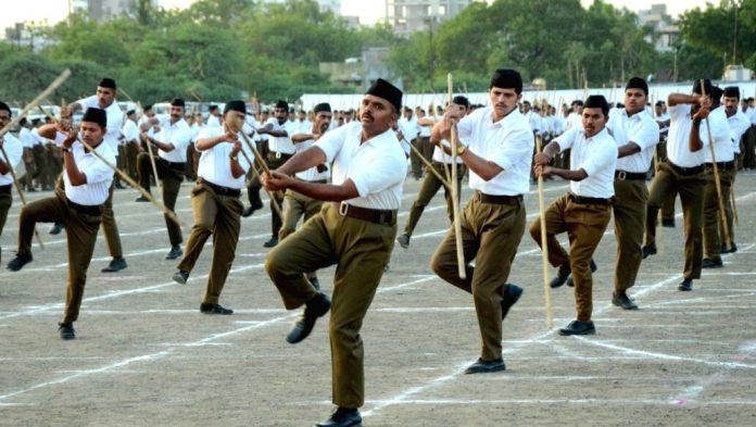 മാർ ഇവാനിയോസ് കോളജ് ഗ്രൗണ്ടിൽ ആർഎസ്എസ് പരിശീലന ക്യാമ്പ് ; പ്രതിഷേധവുമായി എസ്എഫ്ഐ മാർ ഇവാനിയോസ് കോളജ് ഗ്രൗണ്ടിൽ ആർഎസ്എസ് പരിശീലന ക്യാമ്പ് ; പ്രതിഷേധവുമായി എസ്എഫ്ഐ