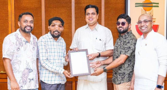 ഭിന്നശേഷി പ്രതിഭകളെ തേടി കാശ്മീർ മുതൽ ലക്ഷദ്വീപ് വരെ ഒരു ഭിന്നശേഷിക്കാരൻ ഇന്ത്യയിൽ ആദ്യമായി നടത്തുന്ന ഭാരത യാത്ര ഭിന്നശേഷി പ്രതിഭകളെ തേടി കാശ്മീർ മുതൽ ലക്ഷദ്വീപ് വരെ ഒരു ഭിന്നശേഷിക്കാരൻ ഇന്ത്യയിൽ ആദ്യമായി നടത്തുന്ന ഭാരത യാത്ര