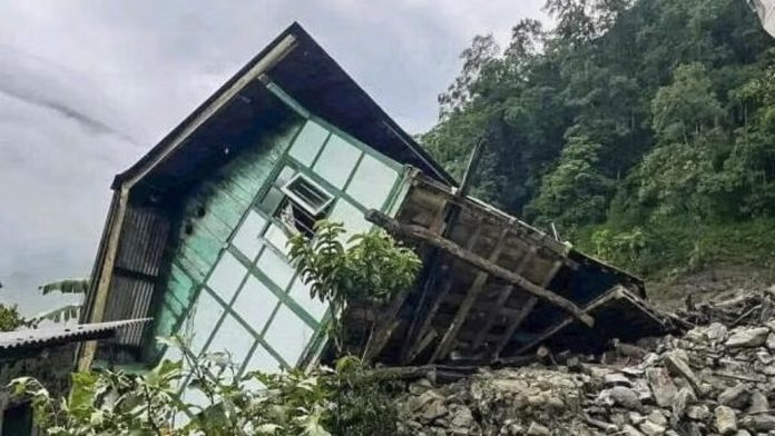 സിക്കിമില് കനത്ത മഴയെ തുടര്ന്ന് മണ്ണിടിച്ചിലില് ; ആയിരത്തോളം വിനോദസഞ്ചാരികള് കുടുങ്ങി സിക്കിമില് കനത്ത മഴയെ തുടര്ന്ന് മണ്ണിടിച്ചിലില് ; ആയിരത്തോളം വിനോദസഞ്ചാരികള് കുടുങ്ങി
