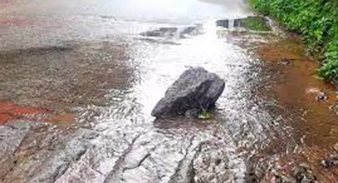 പന്തളം മങ്ങാരം റോഡിൽ പൈപ്പ് പൊട്ടി വെള്ളം പാഴാകുന്നു പന്തളം മങ്ങാരം റോഡിൽ പൈപ്പ് പൊട്ടി വെള്ളം പാഴാകുന്നു