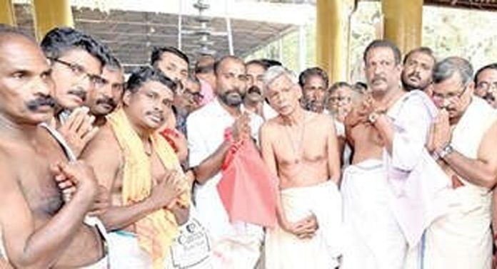 ചെട്ടികുളങ്ങര ദേശക്കാർ കൊടുങ്ങല്ലൂർ കുരുംബ ക്ഷേത്രത്തിൽ ദർശനം നടത്തി ചെട്ടികുളങ്ങര ദേശക്കാർ കൊടുങ്ങല്ലൂർ കുരുംബ ക്ഷേത്രത്തിൽ ദർശനം നടത്തി