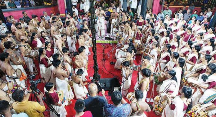 നീർവിളാകം ക്ഷേത്രത്തിൽ 101 കലാകാരൻമാരുടെ സോപാനസംഗീതം നടന്നു നീർവിളാകം ക്ഷേത്രത്തിൽ 101 കലാകാരൻമാരുടെ സോപാനസംഗീതം നടന്നു