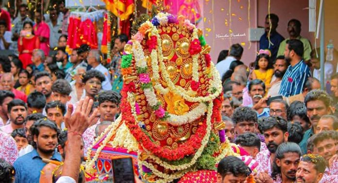 ഇടപ്പാവൂർ പൂരം : സ്വർണജീവതയിൽ ദേവി എഴുന്നള്ളി ഇടപ്പാവൂർ പൂരം : സ്വർണജീവതയിൽ ദേവി എഴുന്നള്ളി