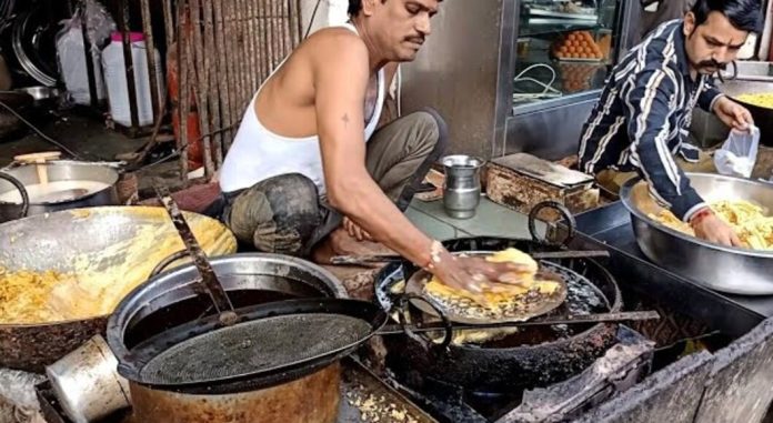 കൊല്ലത്ത് പലഹാരങ്ങളുണ്ടാക്കുന്നത് പ്ലാസ്റ്റിക് ഉരുക്കിച്ചേര്ത്ത എണ്ണയിൽ ; കട പൂട്ടിച്ച് ആരോഗ്യവകുപ്പ് കൊല്ലത്ത് പലഹാരങ്ങളുണ്ടാക്കുന്നത് പ്ലാസ്റ്റിക് ഉരുക്കിച്ചേര്ത്ത എണ്ണയിൽ ; കട പൂട്ടിച്ച് ആരോഗ്യവകുപ്പ്