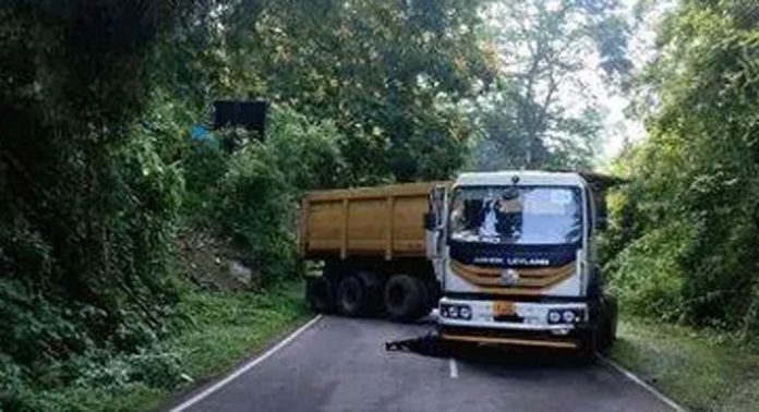 ട്രക്ക് ബ്രേക്ക് ഡൗണായി ; വടശേരിക്കര- മണിയാർ റോഡിൽ ഗതാഗതം മുടങ്ങിയത് 12 മണിക്കൂറിലേറെ ട്രക്ക് ബ്രേക്ക് ഡൗണായി ; വടശേരിക്കര- മണിയാർ റോഡിൽ ഗതാഗതം മുടങ്ങിയത് 12 മണിക്കൂറിലേറെ