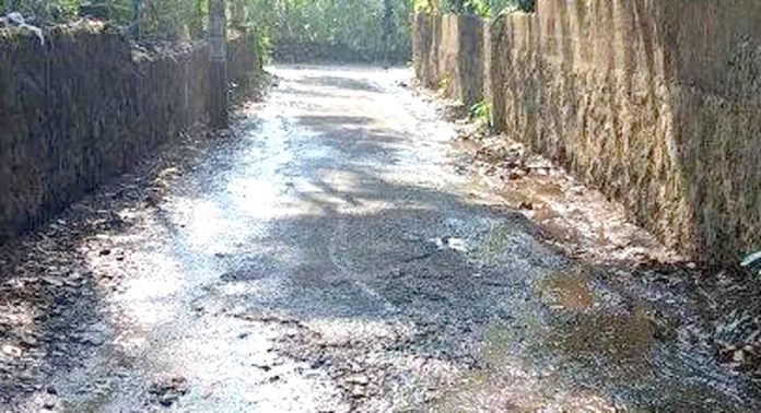 തിരുവല്ല നഗരസഭയിലെ രണ്ടിടത്ത് പൈപ്പ് പൊട്ടി കുടിവെള്ളം പാഴാകാൻ തുടങ്ങിയിട്ട് നാളുകള് ; തിരിഞ്ഞു നോക്കാതെ അധികൃതര് തിരുവല്ല നഗരസഭയിലെ രണ്ടിടത്ത് പൈപ്പ് പൊട്ടി കുടിവെള്ളം പാഴാകാൻ തുടങ്ങിയിട്ട് നാളുകള് ; തിരിഞ്ഞു നോക്കാതെ അധികൃതര്
