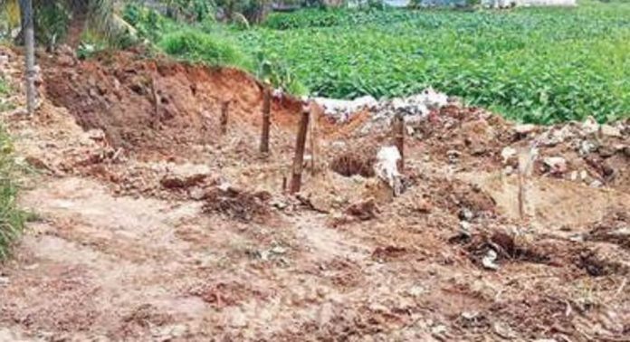 ഇടിഞ്ഞില്ലം പാടത്ത് അനധികൃതമായി നികത്തിയ ഭാഗത്തെ മണ്ണ് തിരിച്ചെടുത്തുതുടങ്ങി ഇടിഞ്ഞില്ലം പാടത്ത് അനധികൃതമായി നികത്തിയ ഭാഗത്തെ മണ്ണ് തിരിച്ചെടുത്തുതുടങ്ങി