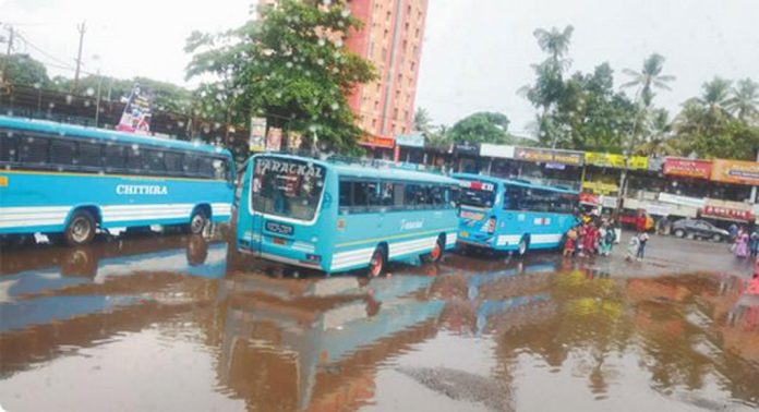 ചെളിക്കുളമായി തിരുവല്ല സ്വകാര്യ ബസ് സ്റ്റാൻഡ് ചെളിക്കുളമായി തിരുവല്ല സ്വകാര്യ ബസ് സ്റ്റാൻഡ്