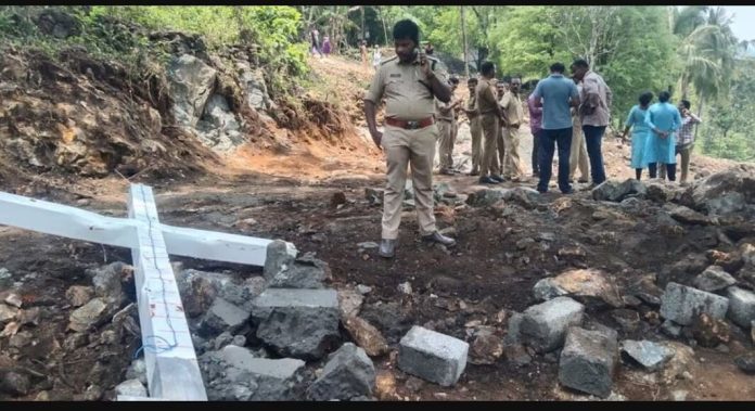തൊമ്മൻകുത്തിൽ കുരിശ് സ്ഥാപിച്ച സംഭവത്തിൽ പള്ളി വികാരി ഉൾപ്പെടെ 18 പേരെ പ്രതിചേർത്ത് വനംവകുപ്പ് തൊമ്മൻകുത്തിൽ കുരിശ് സ്ഥാപിച്ച സംഭവത്തിൽ പള്ളി വികാരി ഉൾപ്പെടെ 18 പേരെ പ്രതിചേർത്ത് വനംവകുപ്പ്