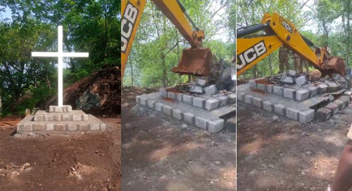 തൊമ്മന്കുത്തിലെ വനഭൂമിയിൽ സ്ഥാപിച്ച കുരിശ് പൊളിച്ചുമാറ്റി വനം വകുപ്പ് തൊമ്മന്കുത്തിലെ വനഭൂമിയിൽ സ്ഥാപിച്ച കുരിശ് പൊളിച്ചുമാറ്റി വനം വകുപ്പ്